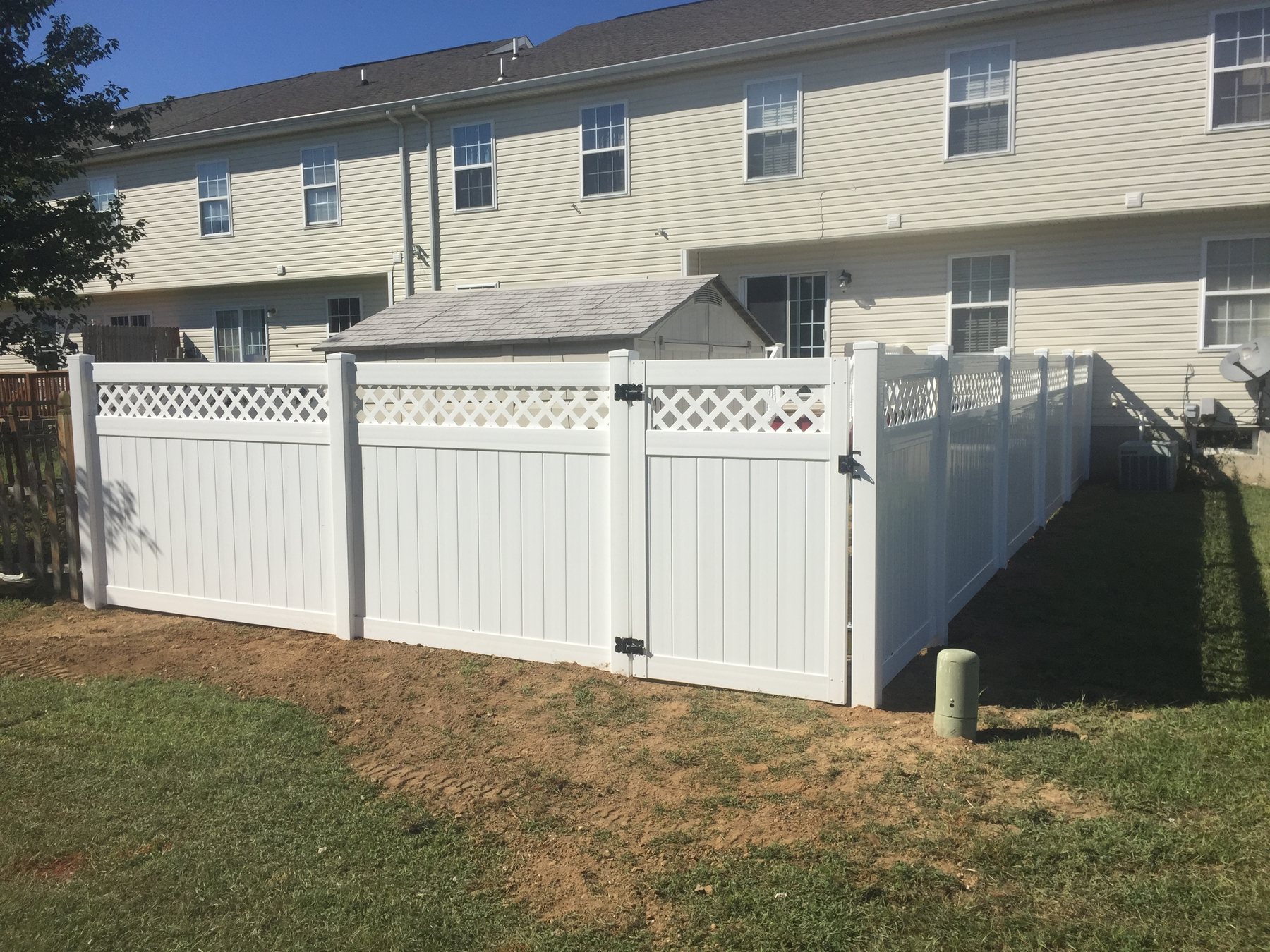 Vinyl privacy gate with a lattice top panel