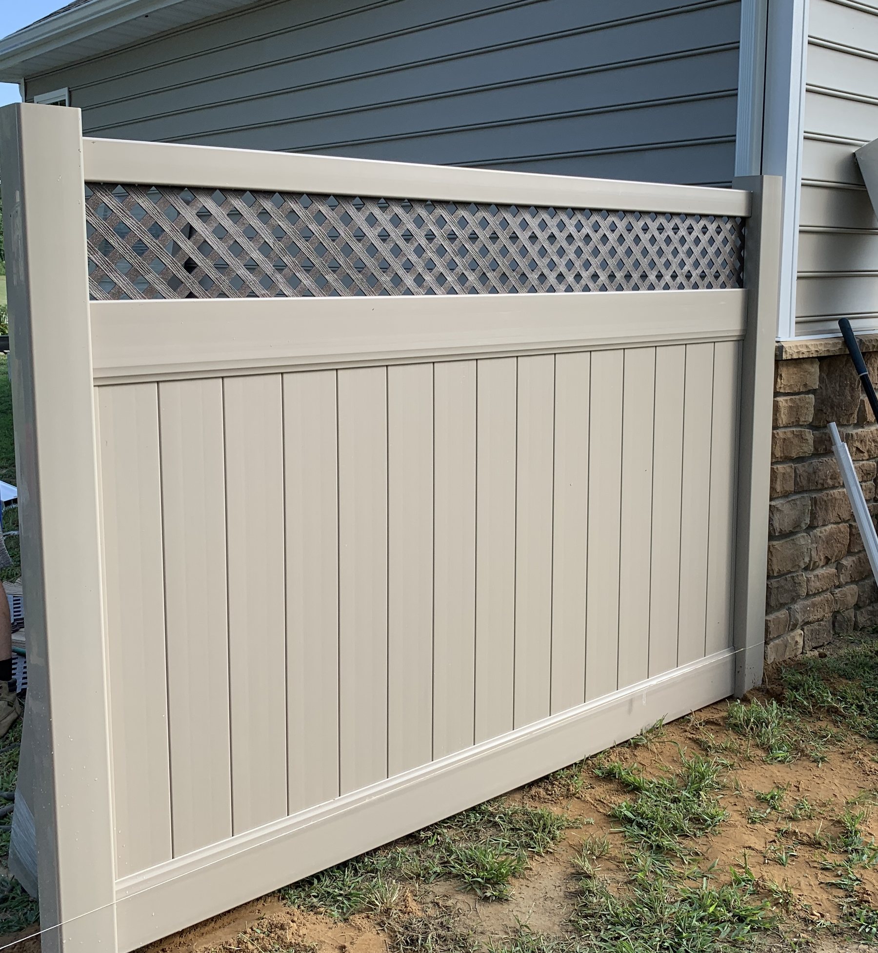 Clay vinyl privacy fence with lattice top